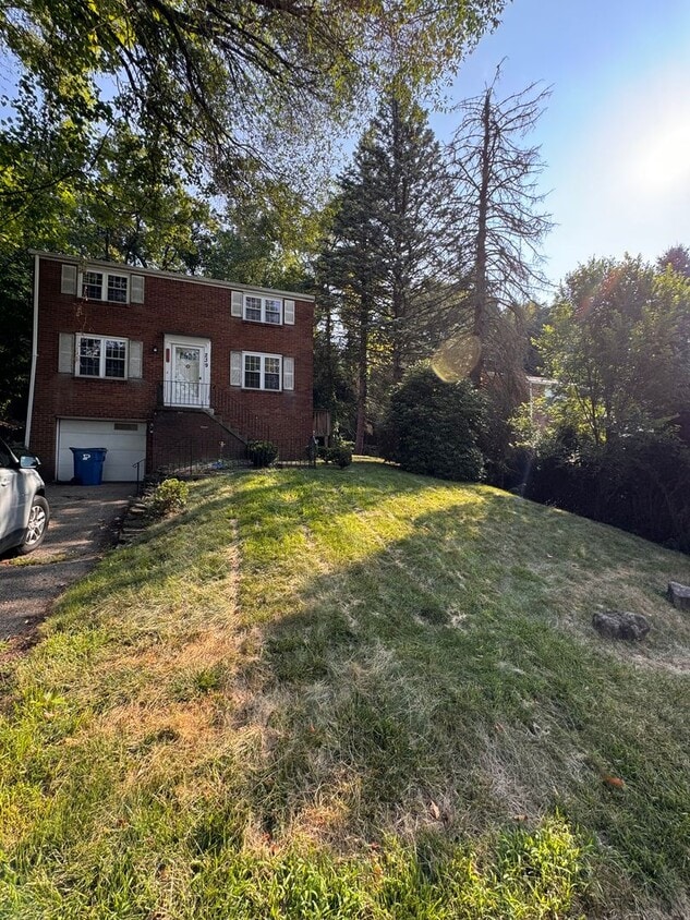 Primary Photo - Beautiful 3 Bedroom Home in Penn Hills - R...