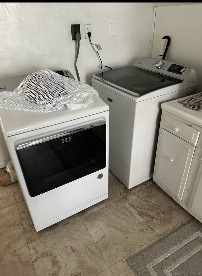 451 Circular Ave, Hamden, CT 06514 Room for Rent in Hamden, CT