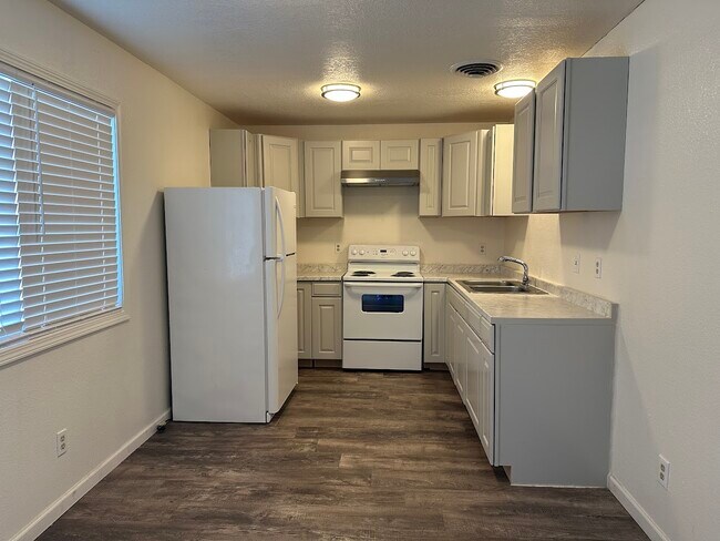 Kitchen - 1007 1/2 W Avenue Q