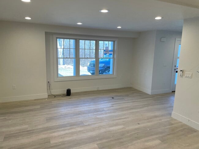 Living/Dining Area - 24 Saint Anthonys Ln