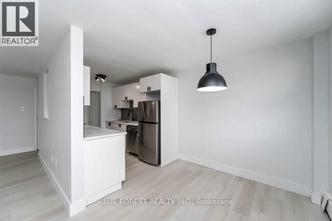 Photo du bâtiment - 931-931 Wonderland Rd S