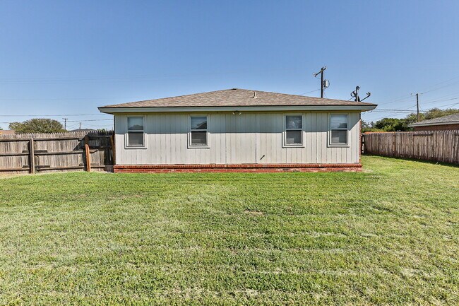 Foto del edificio - 2 Bedroom House w Large yard
