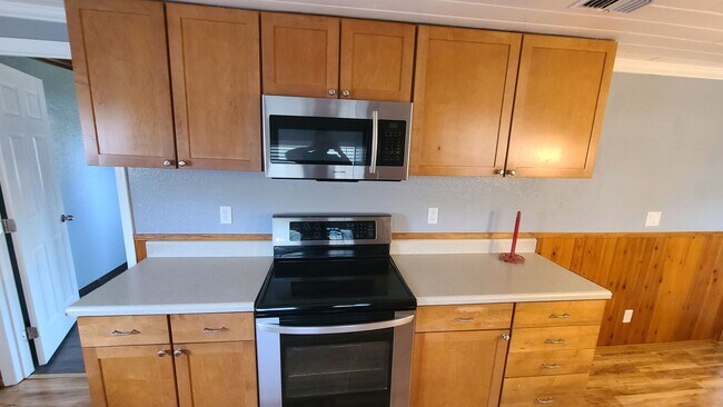 Building Photo - Charming 3 Bedroom 1 Bath Home with Spacious Yard ~ No HOA