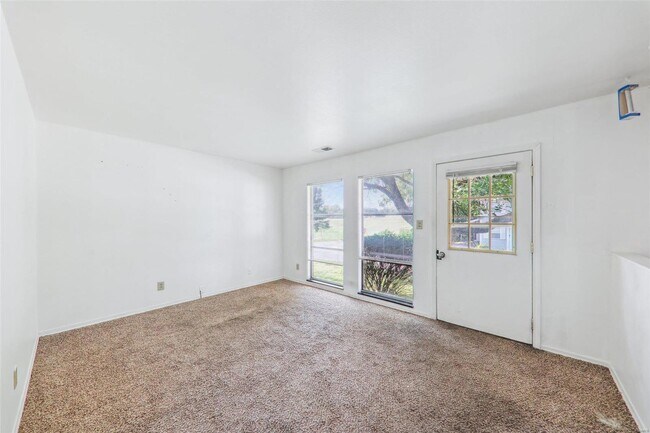 Foto del edificio - 353 W H St