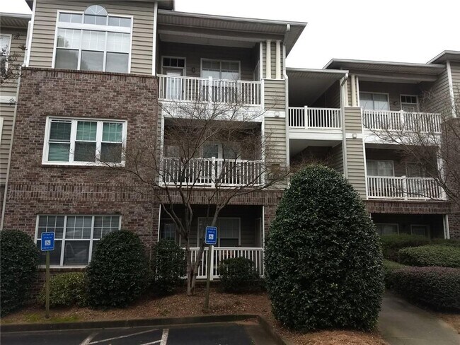 Foto del edificio - 2700 Pine Tree Rd NE