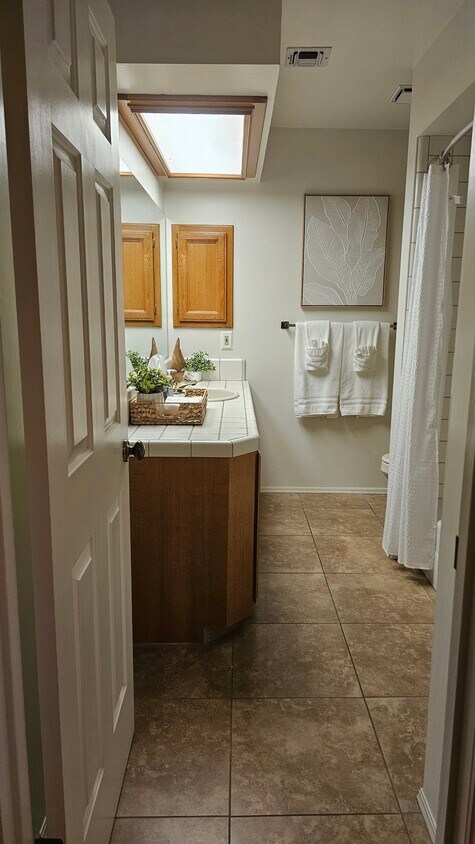 Foto del edificio - 7421 Feather River Dr
