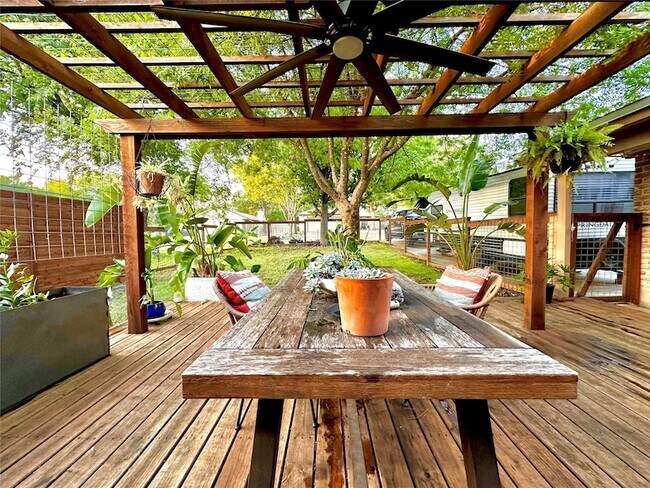 Foto del edificio - 1101 Stoneoak Ln