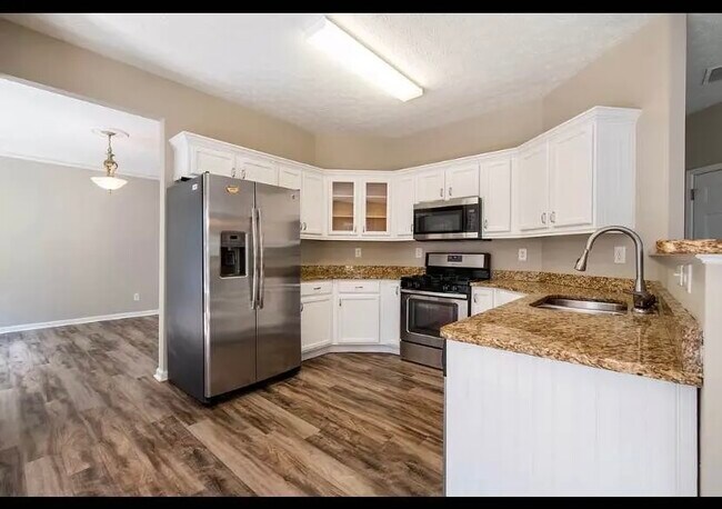 Building Photo - 837 Pond View Ln