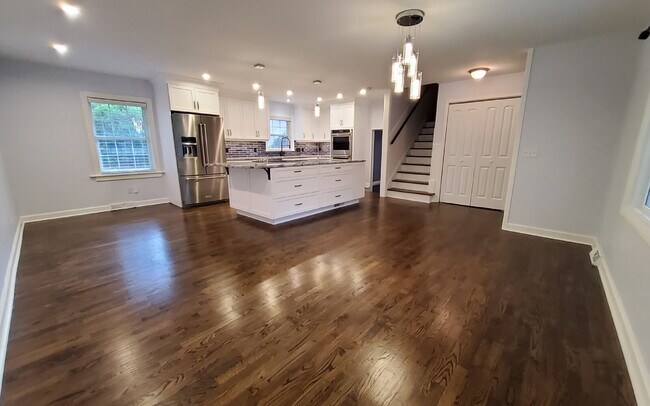 Foto del edificio - "Charming 3-Bed Oasis with Granite Touches & Cozy Fireplace on Spartan Road!"