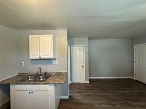 Building Photo - 2705 Lorraine St