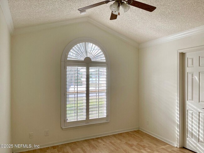 Foto del edificio - 2127 Forest Gate Dr W
