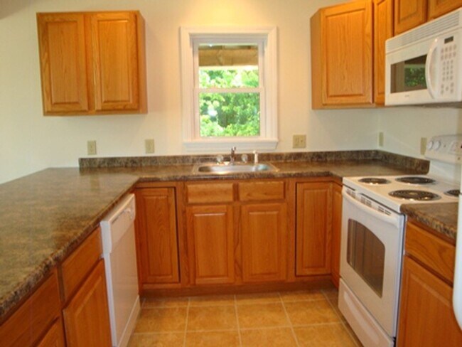 Building Photo - Beautiful 2 Bedroom Single Family House w/...