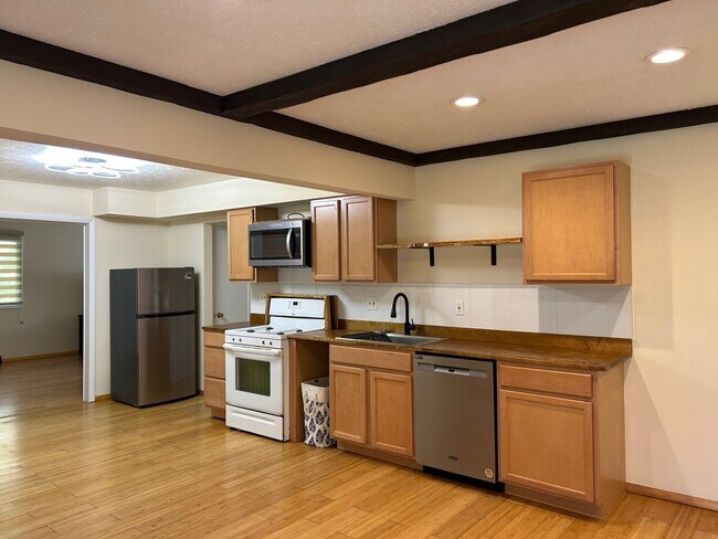Foto del edificio - 3 Bedrooms One Floor Ranch House with 2 car attached garage in Lyndhurst