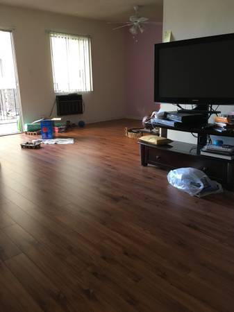 large living room and good light - 10538 Eastborne Ave
