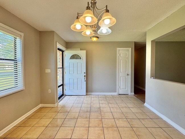 Building Photo - AVAILABLE AUGUST 2025 [PET FRIENDLY]
