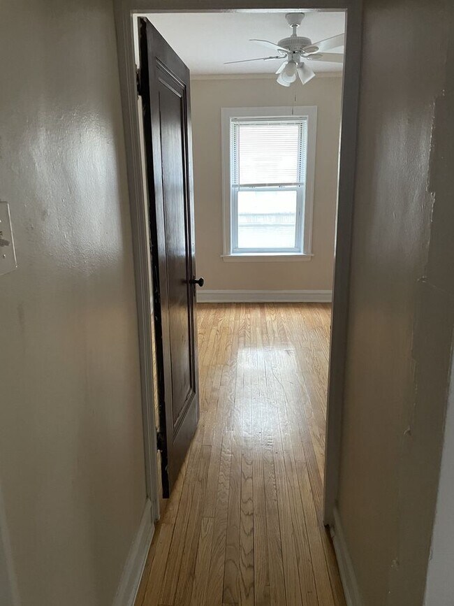 Building Photo - 1806 W Farwell Ave