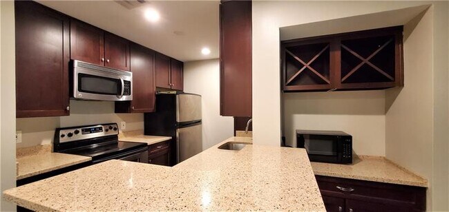 Building Photo - 3312 Pine Heights Dr NE