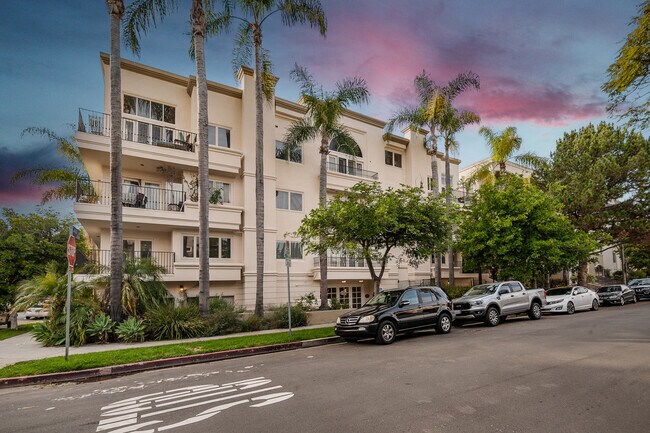 Building Photo - 435 S Arnaz Dr
