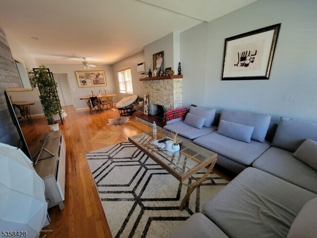 Foto del edificio - 27 Barrington Ave