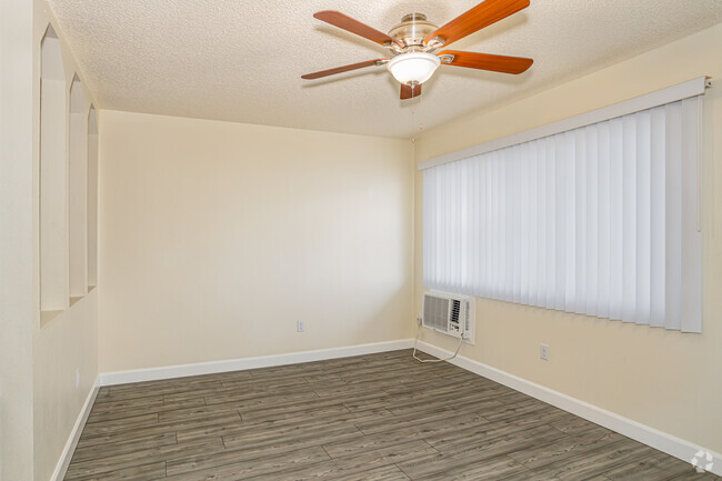 Downstairs Apartment - Shoreline Plaza Apartments