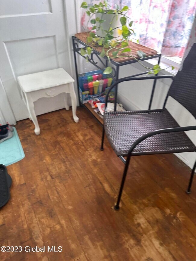 Foto del edificio - 27 Mathias Ave