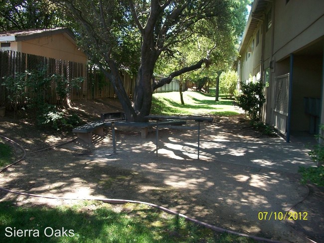 Building Photo - 2 br, 1 bath Apartment - 7640 Auburn Blvd