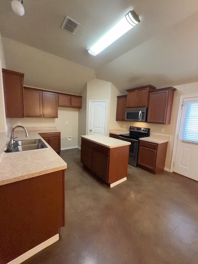 Building Photo - 4/2/2 Located in Treaty Oaks Subdivision !