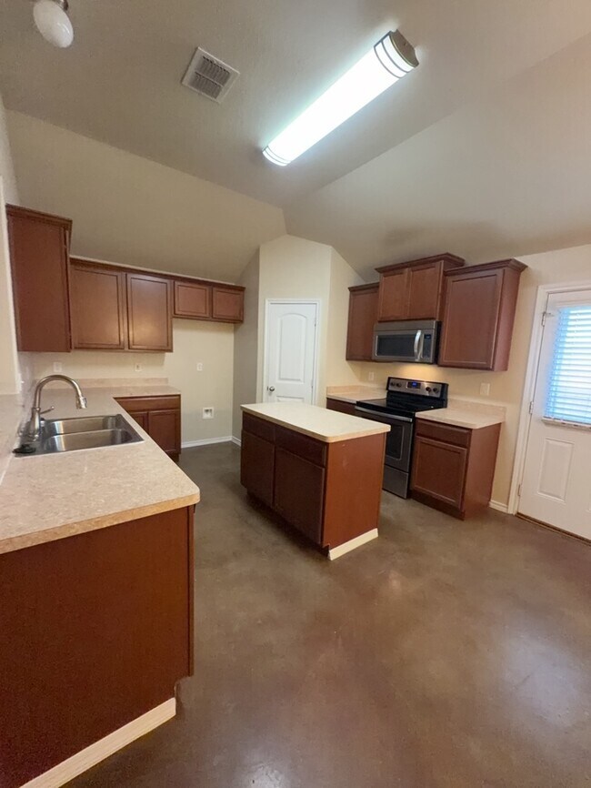 Foto del edificio - 4/2/2 Located in Treaty Oaks Subdivision !