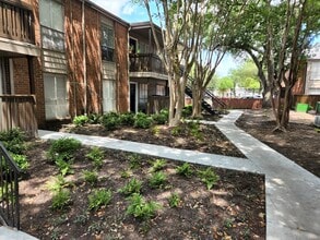 Building Photo - Woodlake Meadows