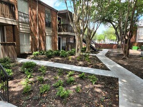 Building Photo - Woodlake Meadows