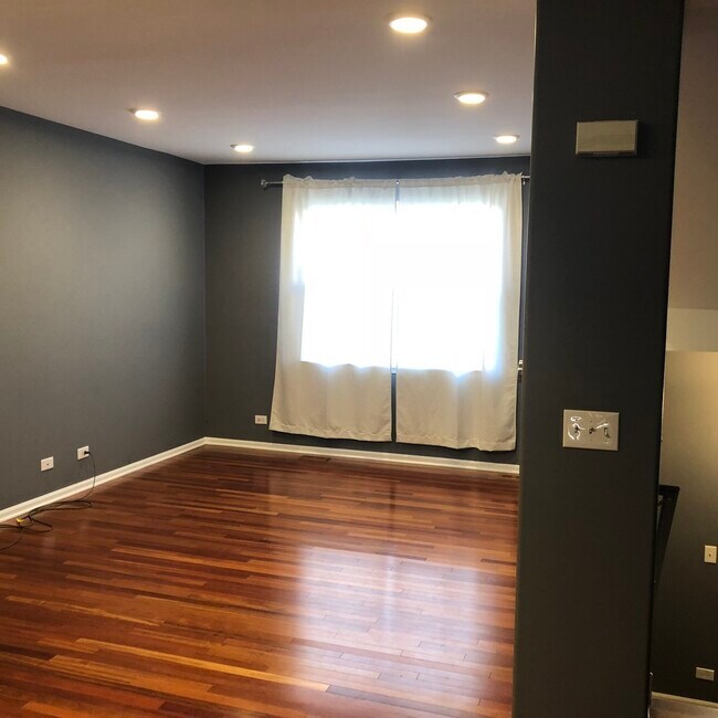 Foto del edificio - 1052 N Claremont Dr