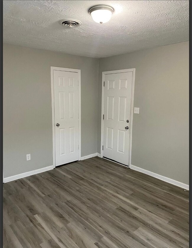 Building Photo - 150 Landings Dr