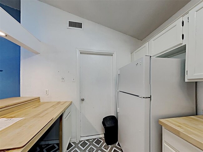 Building Photo - 1621 Scottsdale Dr