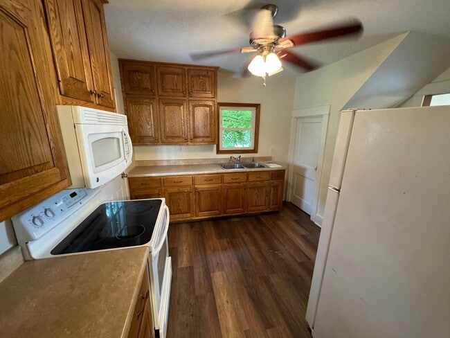 Building Photo - SINGLE FAMILY HOME MOVE IN READY