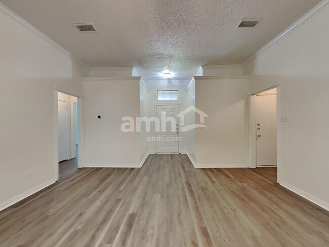 Foto del edificio - 605 Arbor Ln