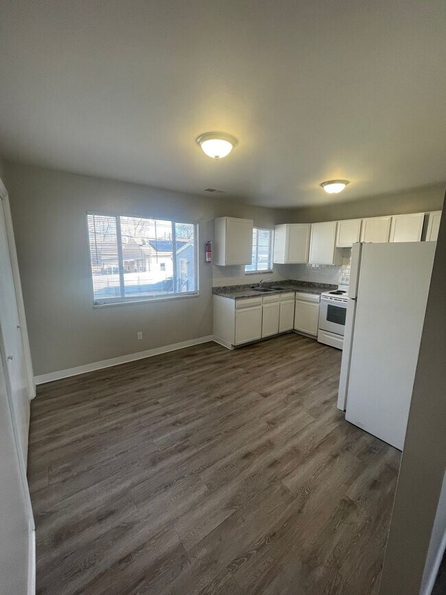 Building Photo - Amazing 2 Bedroom 1 Bathroom! Centrally Lo...
