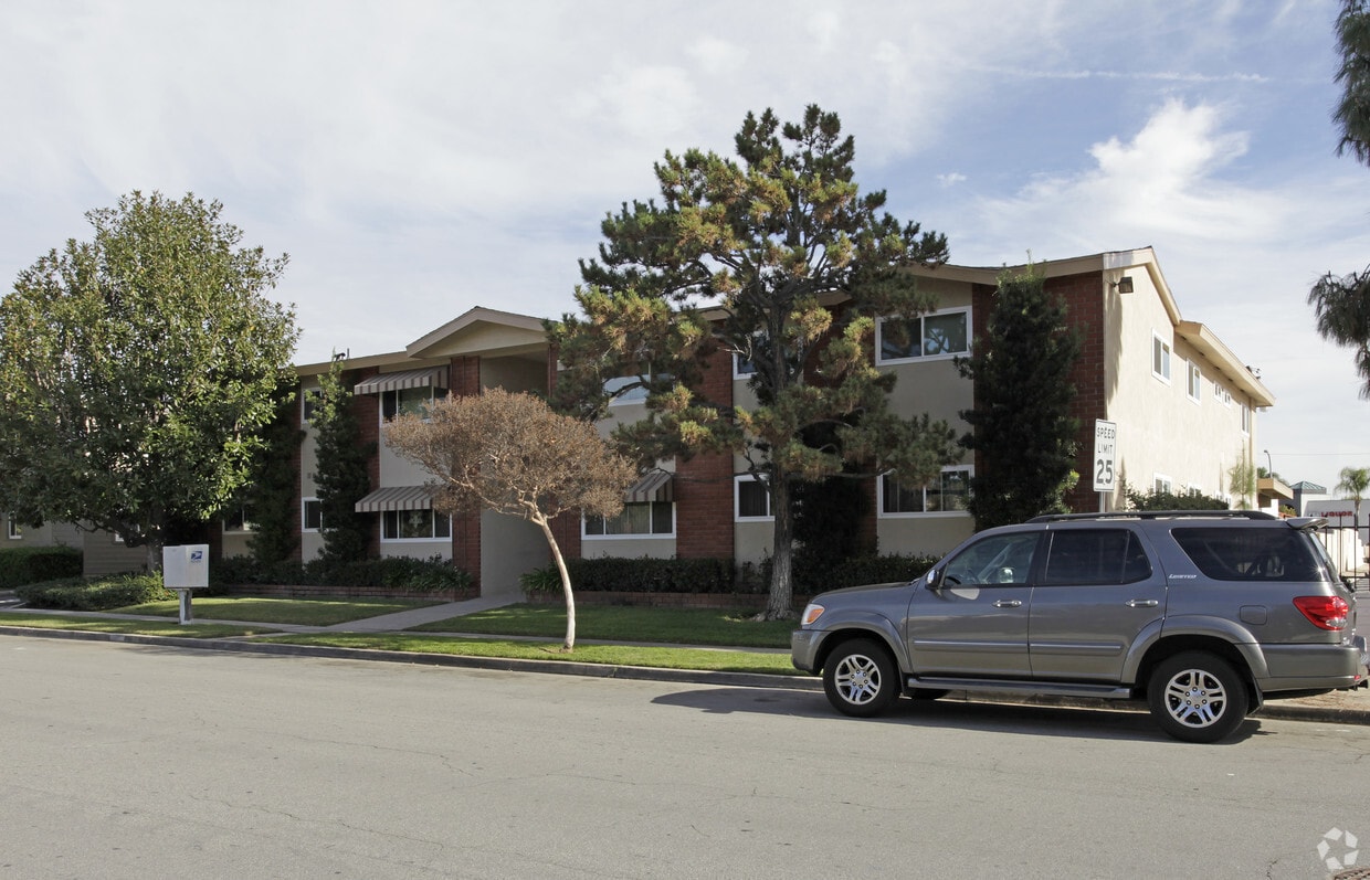 Primary Photo - Walnut Manor