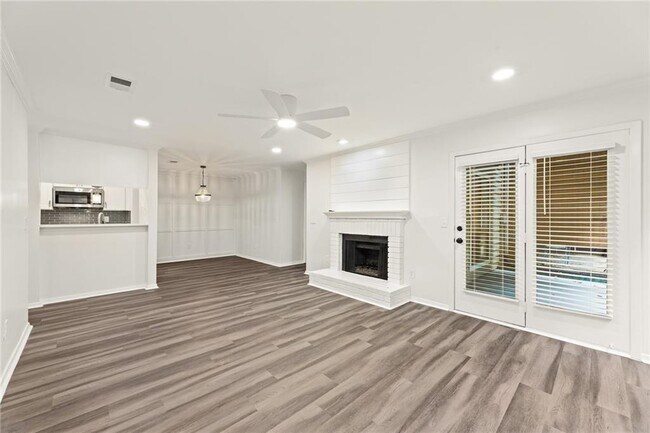 Foto del edificio - 521 Warm Springs Cir