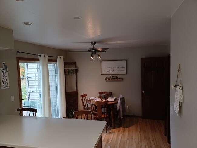 Breakfast Area - 2550 W Oakwood Rd