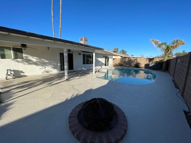 Foto del edificio - 5841 W Angela Dr