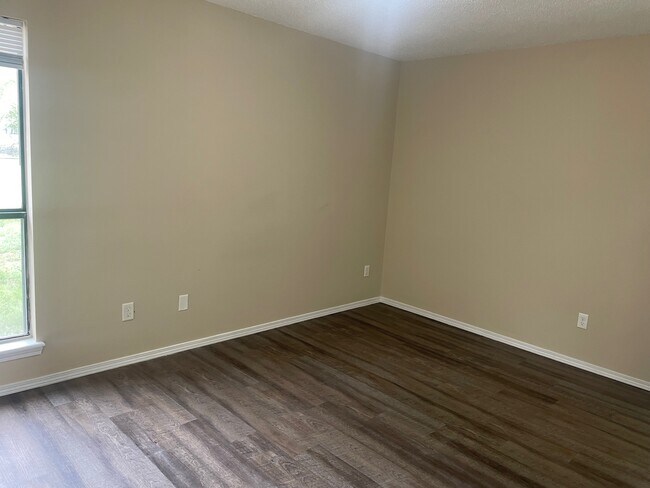 Building Photo - 2708 Koller St