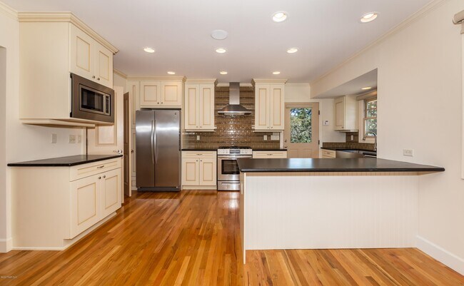 Building Photo - 527 S Hassayampa Dr