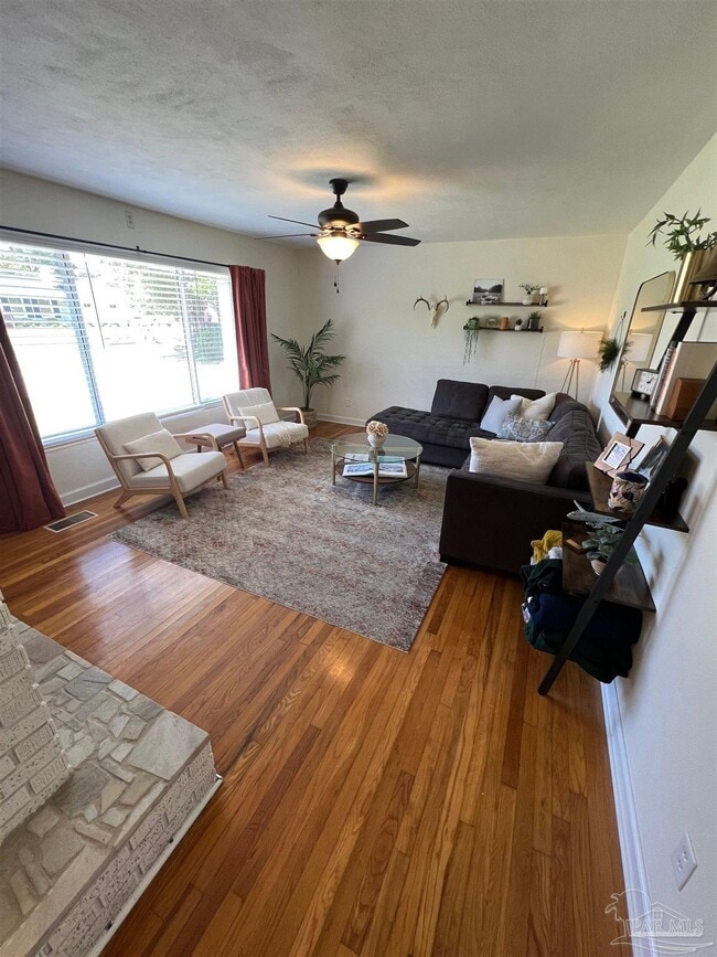 Foto del edificio - 320 Gamarra Rd