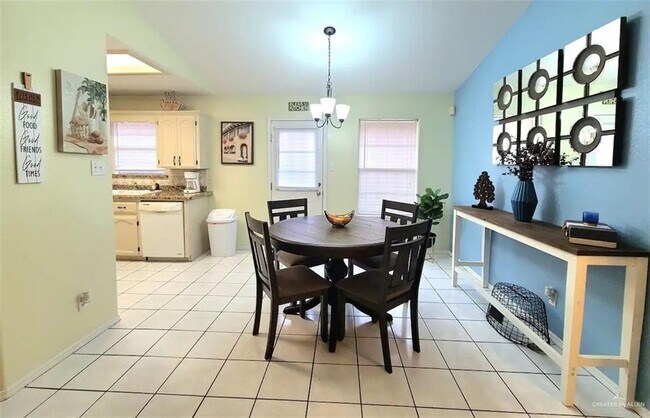 Building Photo - 1107 Lexington Cir