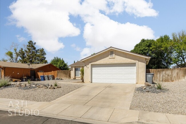 Building Photo - 3 Bedroom, 2 Bathroom Home in the Red Clif...