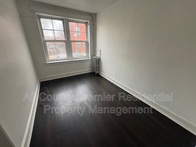 Foto del edificio - 67 1/2 Bellevue Avenue