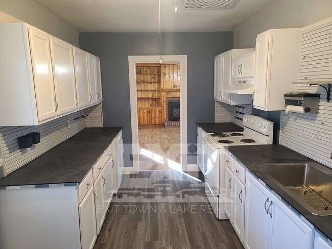 Foto del edificio - Spacious and charming home with 3 bedrooms...