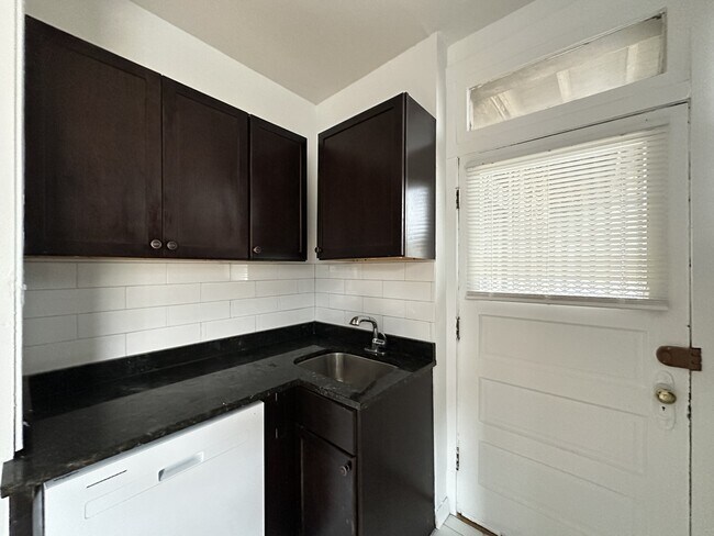 Foto del edificio - 1321.5 W Estes Ave