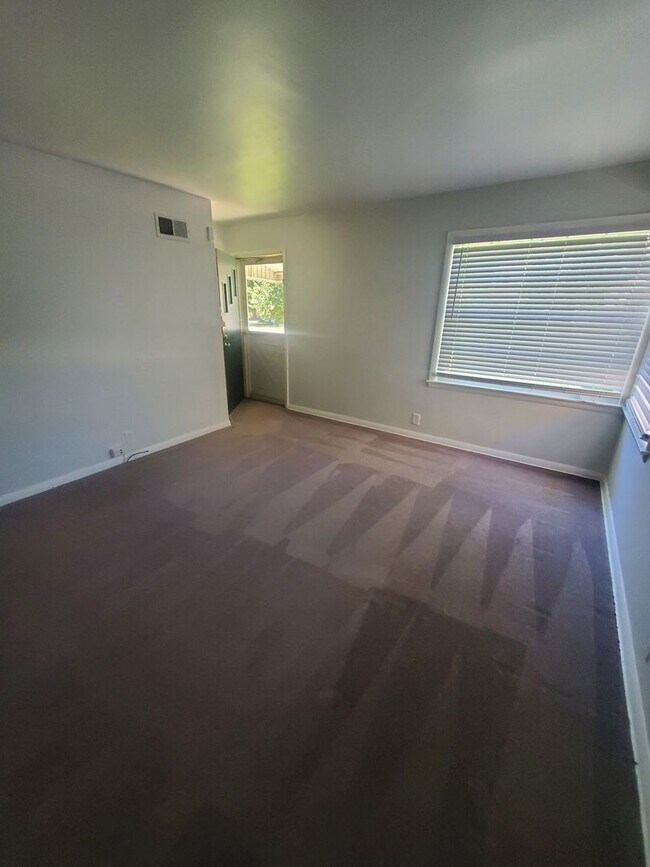 Foto del edificio - 3312-3314 N 85th St. (Duplex)