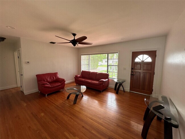 Foto del edificio - 445 NE 109th St